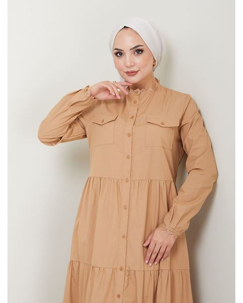 فستان بلون الجمل مصنوع من قماش طبيعي مع دانتيل وأزرار