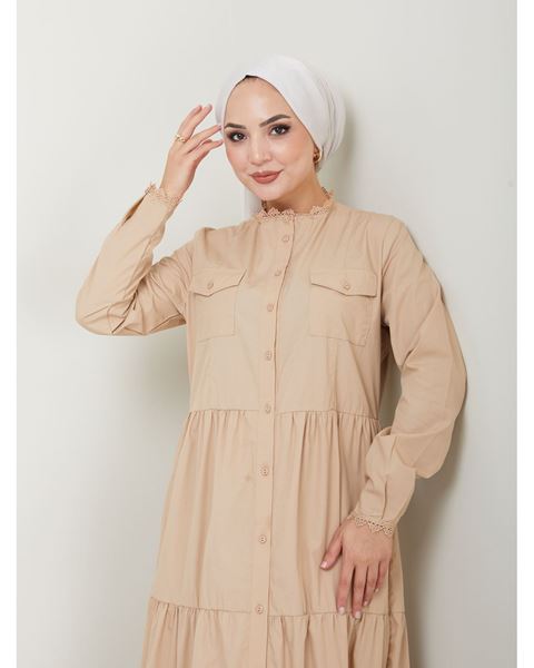 فستان من قماش طبيعي مزين بالدانتيل وأزرار، لون بيج غامق