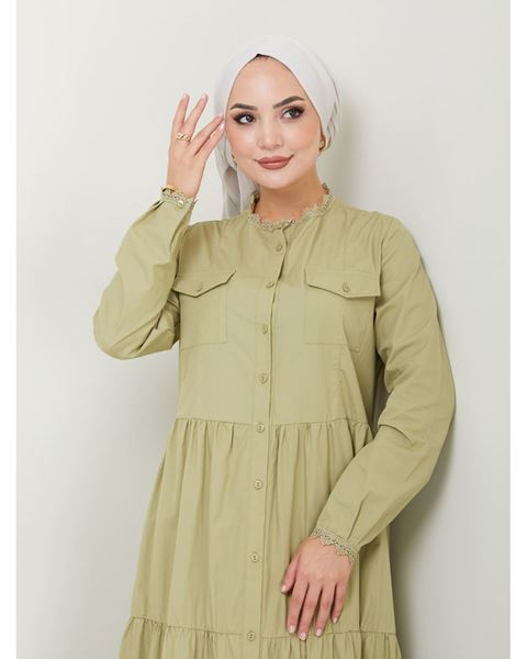 فستان من القماش الطبيعي مزين بالدانتيل وأزرار باللون الأخضر الفاتح