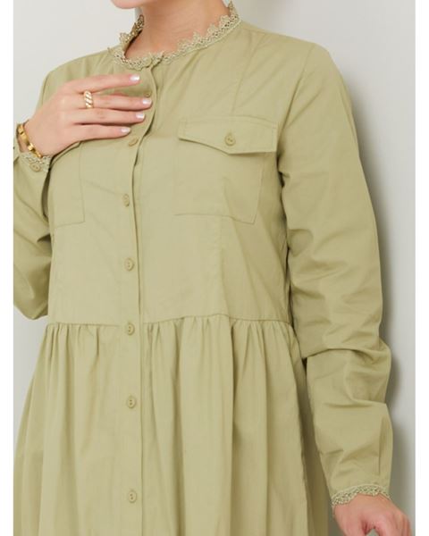 فستان من القماش الطبيعي مزين بالدانتيل وأزرار باللون الأخضر الفاتح