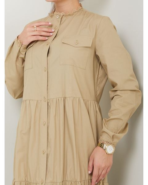 فستان كاكي من القماش الطبيعي بأزرار