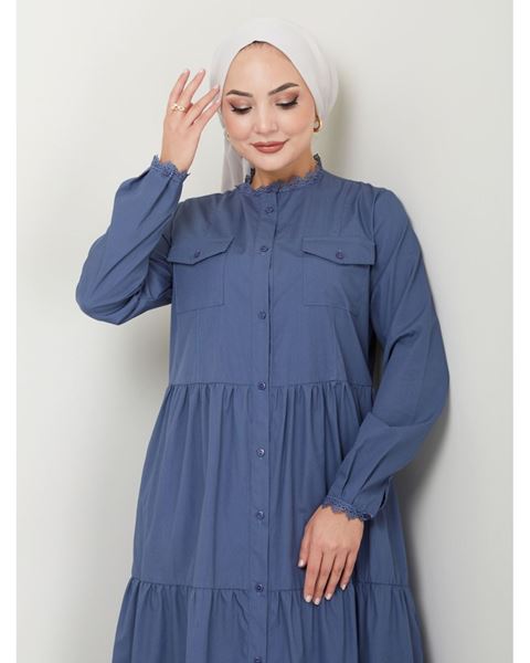 فستان من القماش الطبيعي مزين بالدانتيل وأزرار (نيلي)