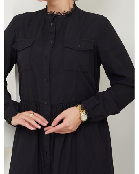 فستان أسود من القماش الطبيعي مزين بالدانتيل وأزرار