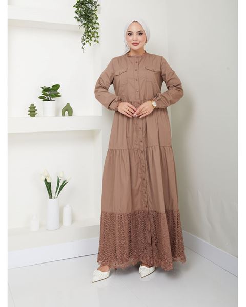 فستان بأزرار من قماش المنك الطبيعي والدانتيل