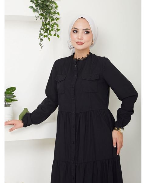 فستان أسود من القماش الطبيعي مزين بالدانتيل وأزرار