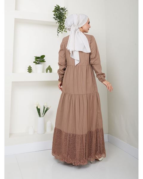 فستان بأزرار من قماش المنك الطبيعي والدانتيل