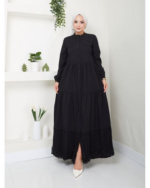 فستان أسود من القماش الطبيعي مزين بالدانتيل وأزرار