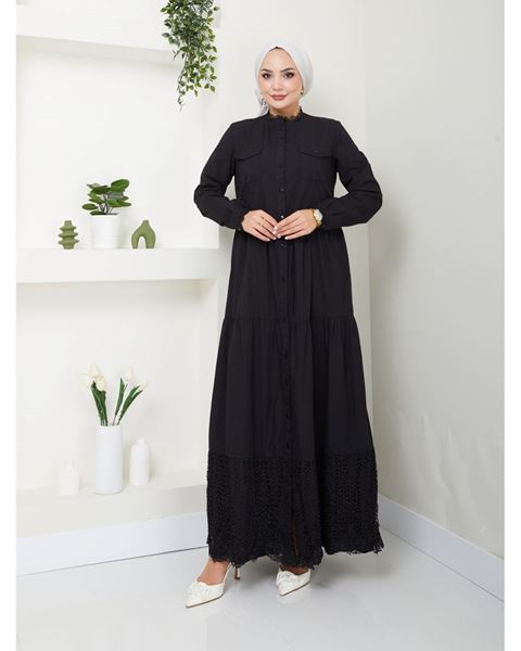 فستان أسود من القماش الطبيعي مزين بالدانتيل وأزرار