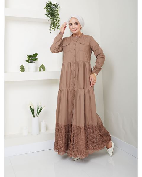 فستان بأزرار من قماش المنك الطبيعي والدانتيل