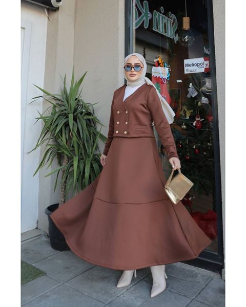 طقم غوص مكون من سترة وتنورة مزدوجة الصدر باللون البني