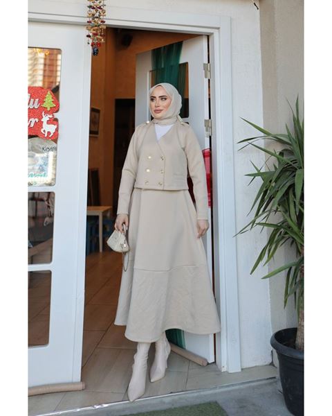 طقم غوص مزدوج الصدر مع سترة وتنورة، كريمي