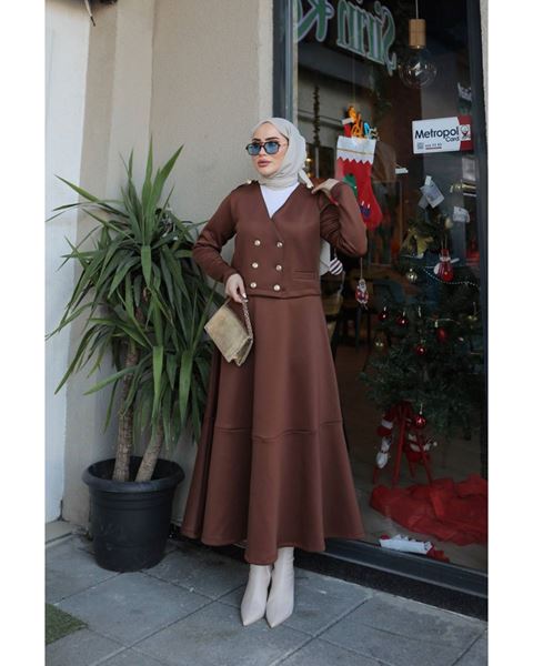 طقم غوص مكون من سترة وتنورة مزدوجة الصدر باللون البني