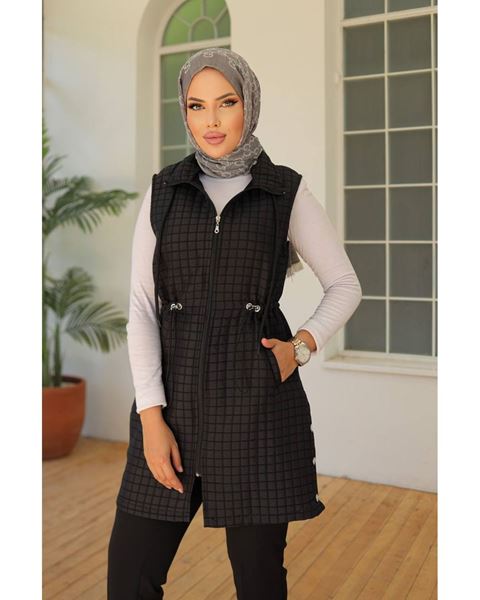 سترة مبطنة بالكريستال باللون الأسود