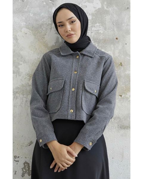 معطف قصير من قماش الكاشيه بجيوب رمادية