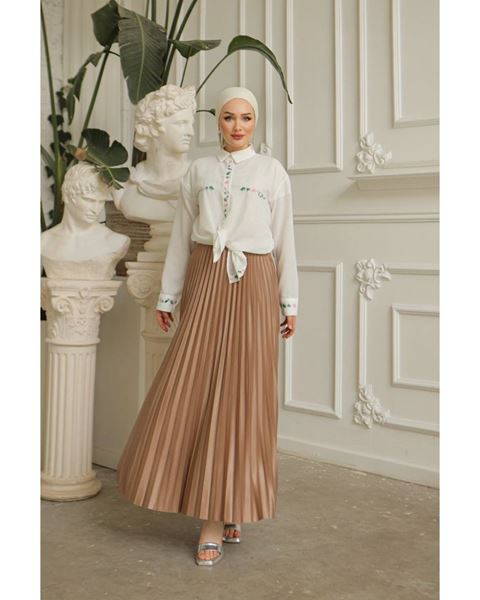 تنورة مطوية باللون الجملي