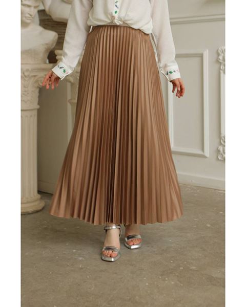 تنورة مطوية باللون الجملي