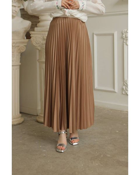 تنورة مطوية باللون الجملي