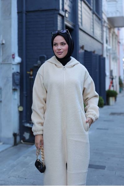 معطف من اللباد باللون البيج