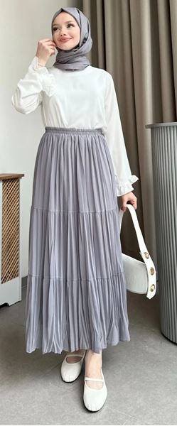 تنورة نسائية مطوية مبطنة بالشيفون باللون الرمادي