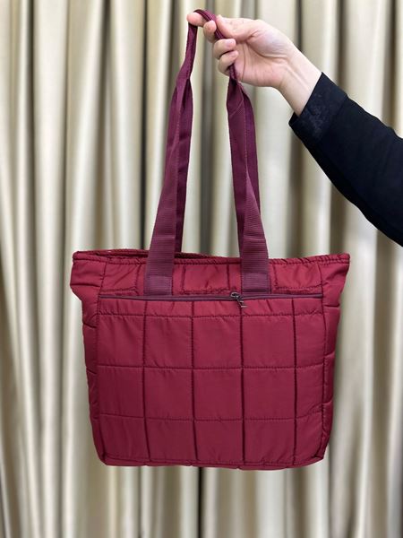 حقائب يد كبيرة الحجم مبطنة باللون الأحمر