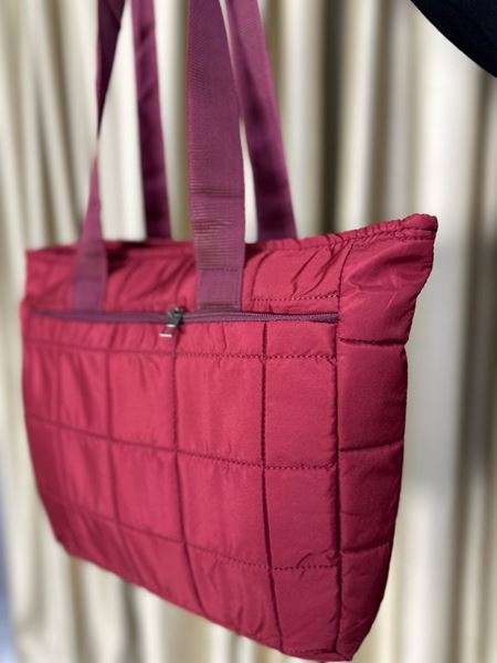 حقائب يد كبيرة الحجم مبطنة باللون الأحمر