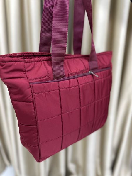 حقائب يد كبيرة الحجم مبطنة باللون الأحمر