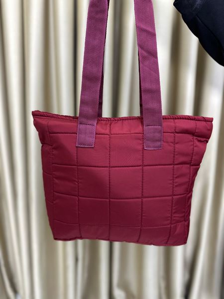 حقائب يد كبيرة الحجم مبطنة باللون الأحمر