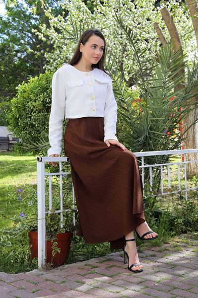 تنورة بنية اللون بخصر مطاطي وواسعة جدًا