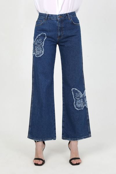 بنطال مطرز بفراشة باللون الأزرق الداكن