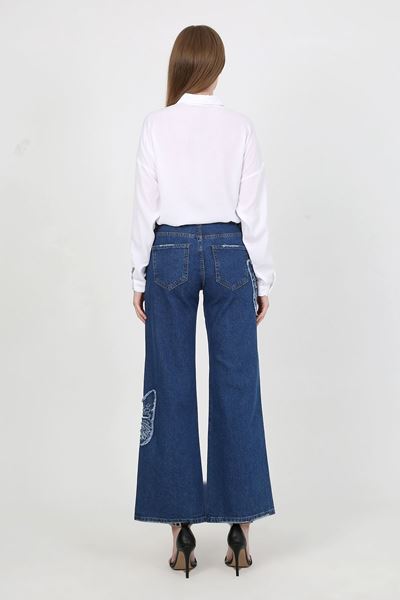 بنطال مطرز بفراشة باللون الأزرق الداكن