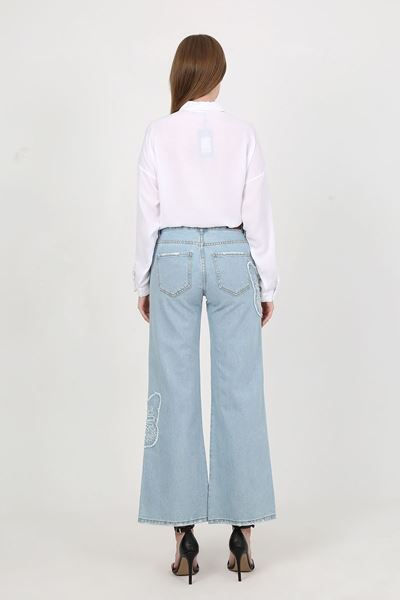 بنطلون مطرز بفراشة زرقاء