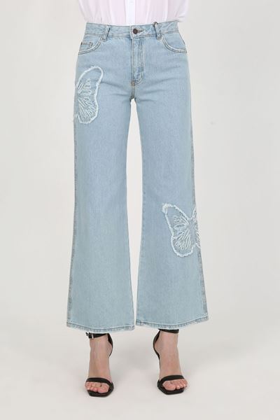 بنطلون مطرز بفراشة زرقاء