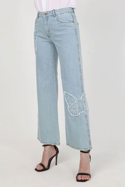 بنطلون مطرز بفراشة زرقاء