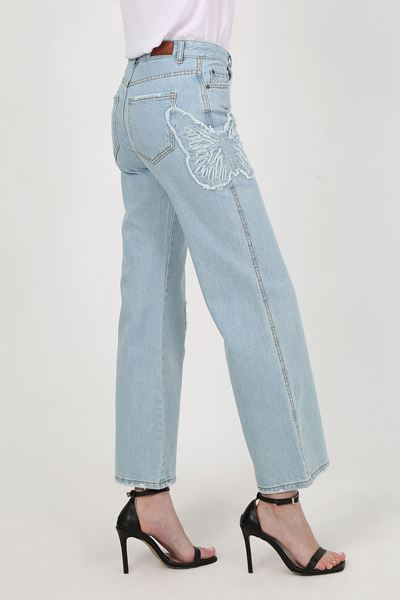 بنطلون مطرز بفراشة زرقاء