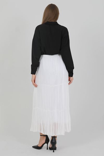 تنورة نسائية مطوية مبطنة بالشيفون باللون الأبيض