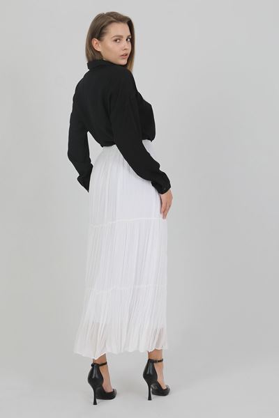 تنورة نسائية مطوية مبطنة بالشيفون باللون الأبيض