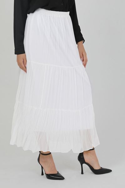 تنورة نسائية مطوية مبطنة بالشيفون باللون الأبيض