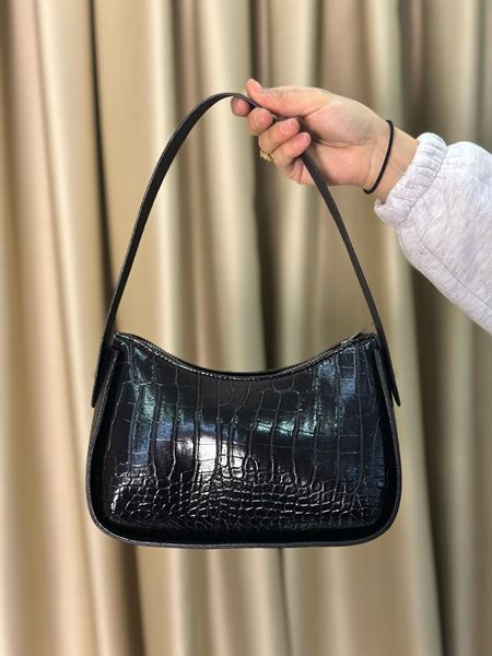 حقيبة نسائية سوداء منقوش عليها جلد التمساح بتصميم باجيت