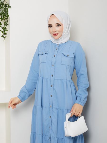 فستان أزرق مصنوع من قماش الدنيم الطبيعي مع الدانتيل والأزرار