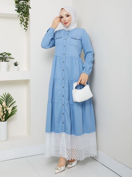 فستان أزرق مصنوع من قماش الدنيم الطبيعي مع الدانتيل والأزرار