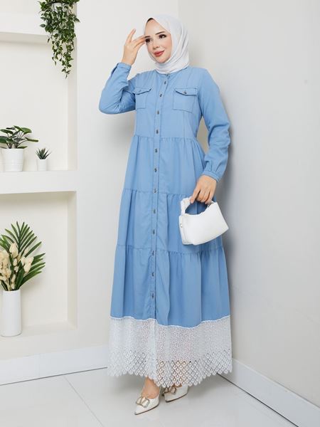 فستان أزرق مصنوع من قماش الدنيم الطبيعي مع الدانتيل والأزرار