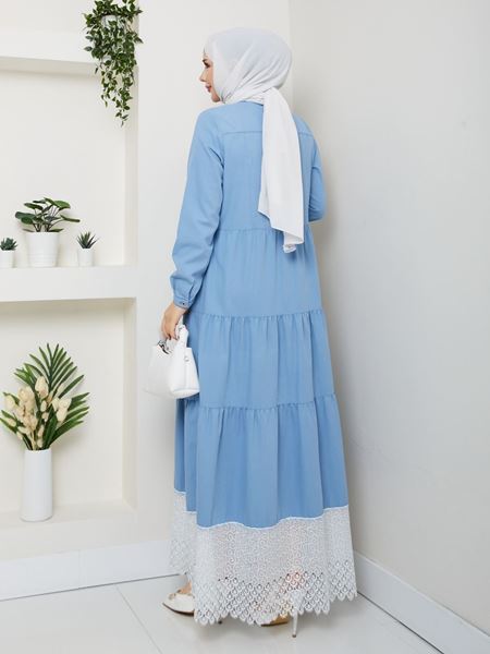 فستان أزرق مصنوع من قماش الدنيم الطبيعي مع الدانتيل والأزرار