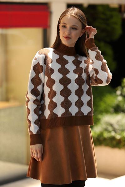 سترة إرجييس المحبوكة المنقوشة - بني وأبيض