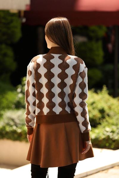 سترة إرجييس المحبوكة المنقوشة - بني وأبيض