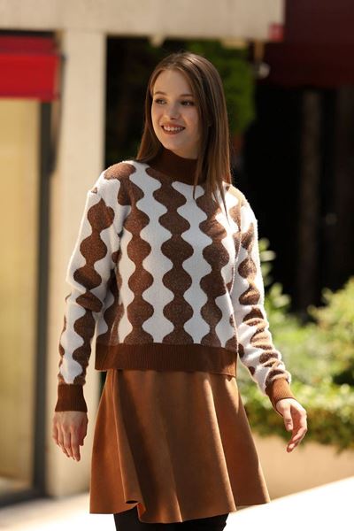 سترة إرجييس المحبوكة المنقوشة - بني وأبيض