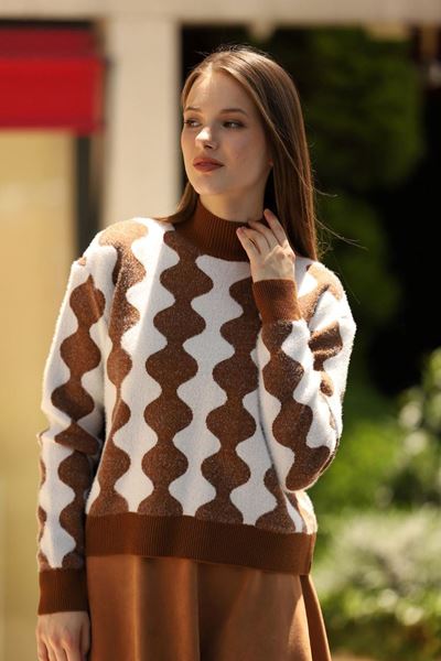 سترة إرجييس المحبوكة المنقوشة - بني وأبيض