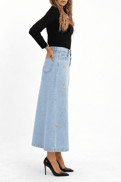 ÇİÇEKLİ NAKIŞ DETAYLI UZUN DENİM ETEK- AÇIK MAVİ