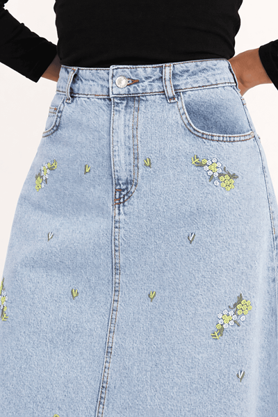 ÇİÇEKLİ NAKIŞ DETAYLI UZUN DENİM ETEK- AÇIK MAVİ