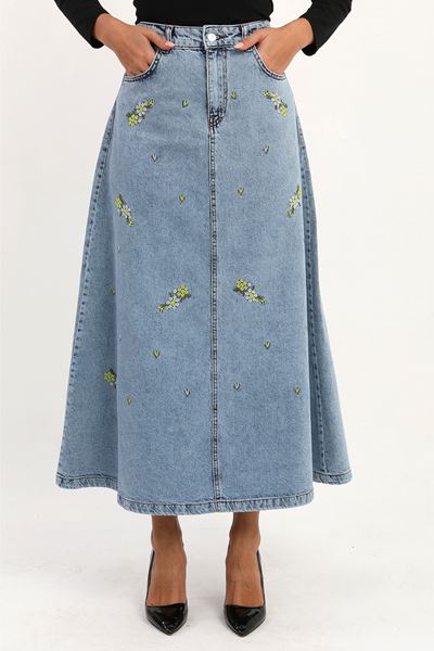 Длинная джинсовая юбка с цветочной вышивкой – синяя